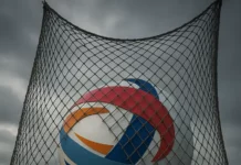 Ils lui font la Total : Le portrait d’un géant pris au filet total